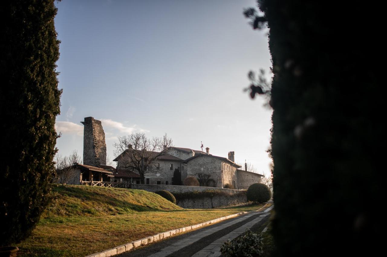 Castello Di Cernusco Lombardone Panzió Kültér fotó