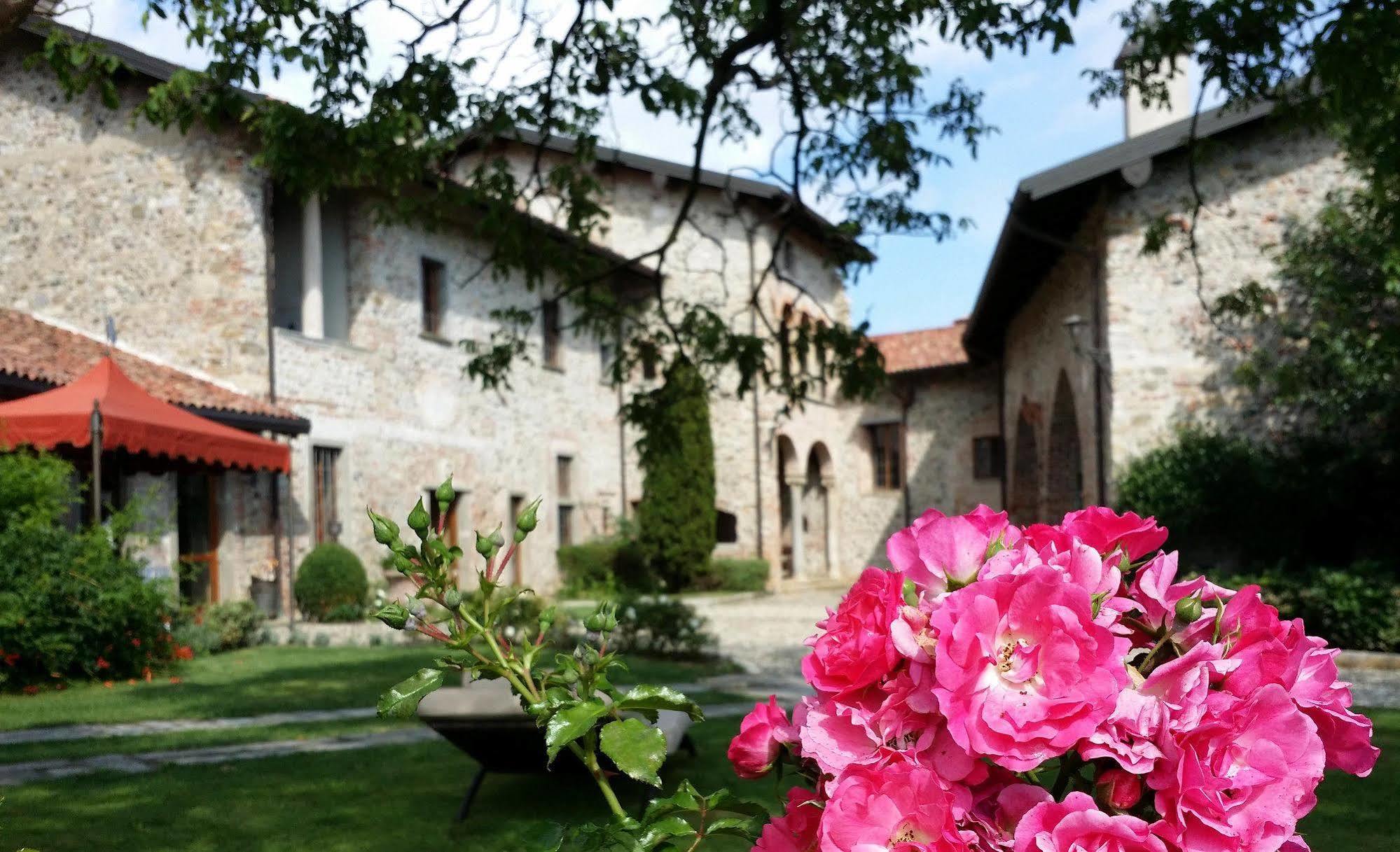 Castello Di Cernusco Lombardone Panzió Kültér fotó