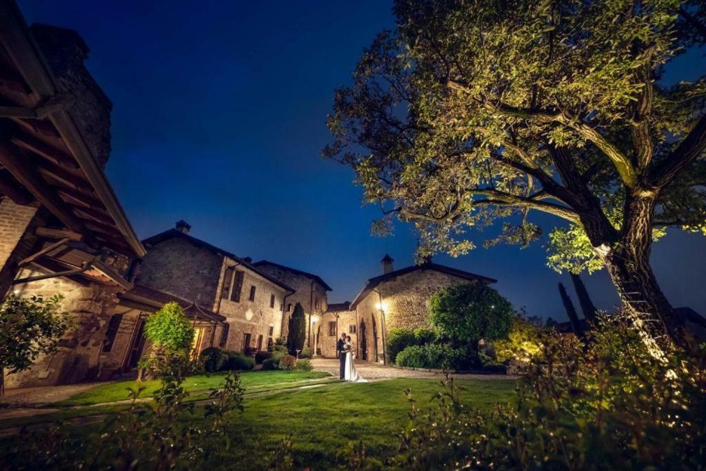 Castello Di Cernusco Lombardone Panzió Kültér fotó