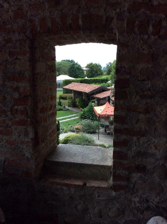 Castello Di Cernusco Lombardone Panzió Kültér fotó
